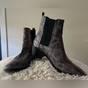 Reaction Kenneth Cole Salt Chelsea Grey Boot/Snakeskin. Ladies 9M